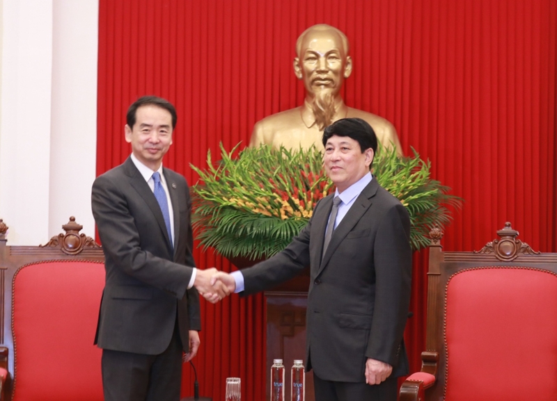 重视发展与中国的关系是越南的首要优先事项