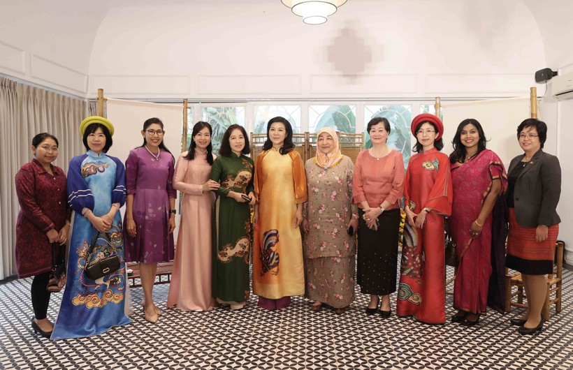 苏林总书记、国家主席夫人会见东盟妇女小组执行委员会