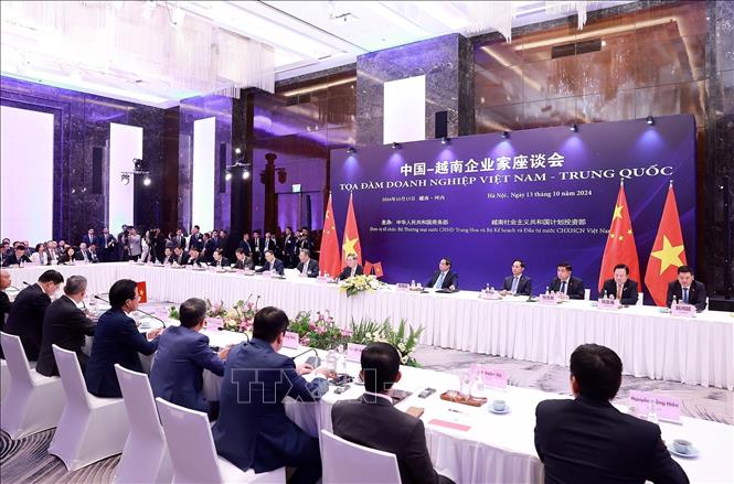 政府总理范明正与中国国务院总理李强出席中国—越南企业家座谈会