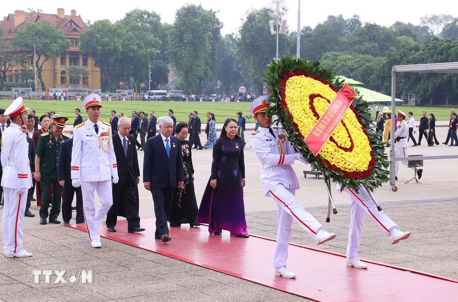 出席越南祖国阵线第十次全国代表大会代表团入陵瞻仰胡志明主席遗容【组图】