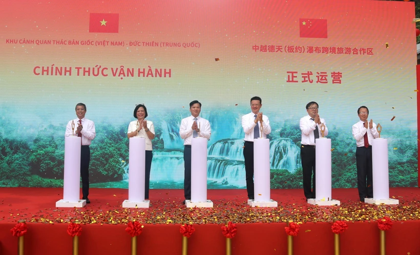 越南板约 - 中国德天瀑布跨境旅游合作区正式运营
