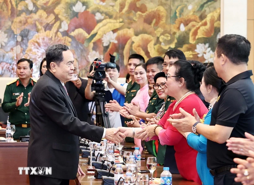 越南国会主席陈青敏会见武阿丁奖获奖者代表