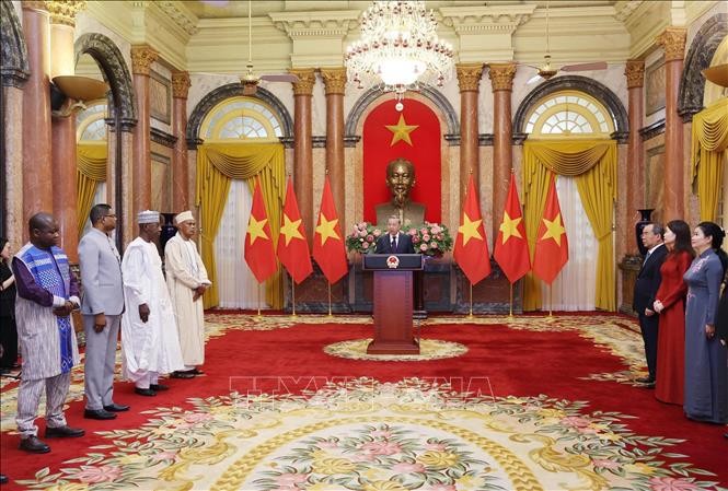 越共中央总书记、国家主席苏林接受多国大使递交的国书