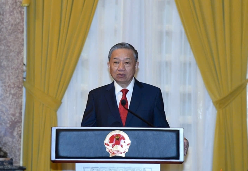 苏林总书记、国家主席向公安和军队领导授予晋衔决定