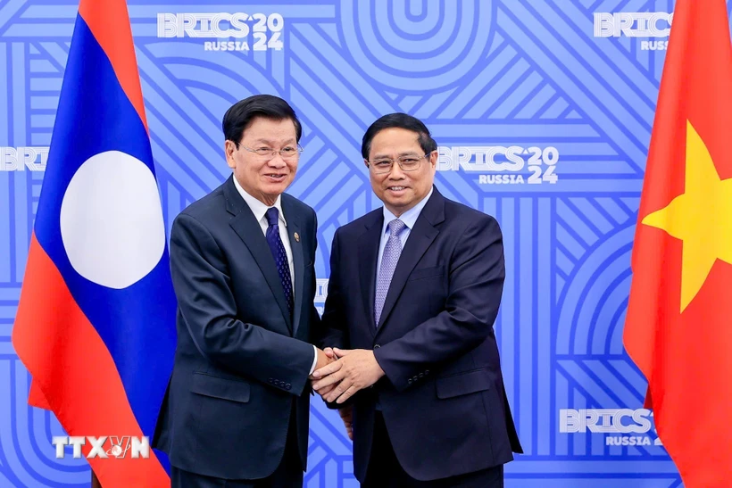 越南政府总理范明正会见老挝人民革命党中央总书记、国家主席通伦