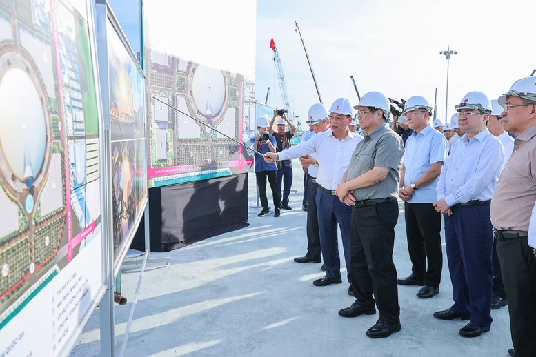 越南政府总理范明正：将国家会展中心和四连大桥打造成河内的标志性工程