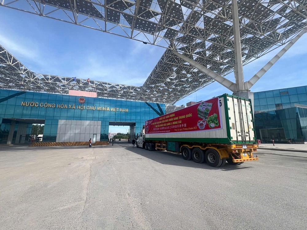 越南通过芒街北仑二号大桥口岸将超21吨首批新鲜椰子输往中国