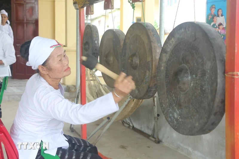 义安省着力保护土族同胞的锣钲文化