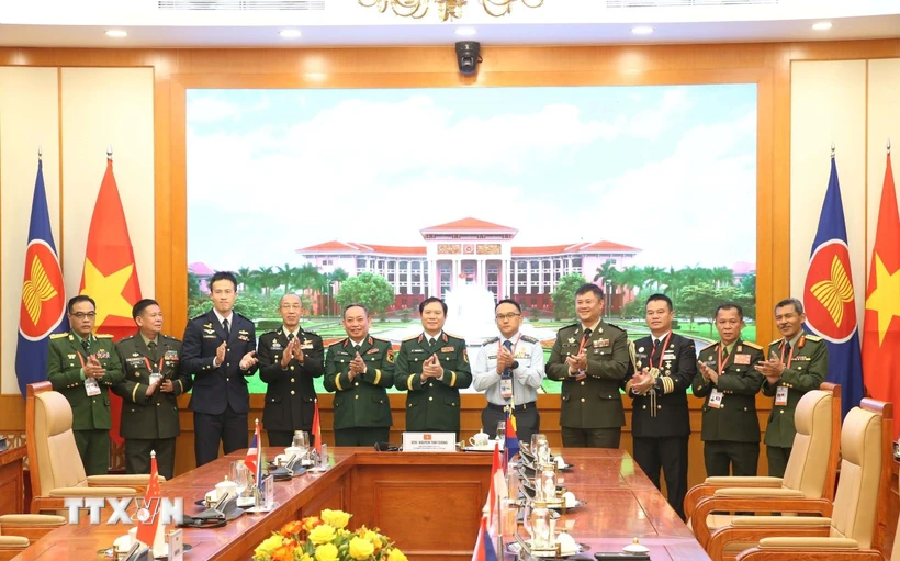 阮新疆大将会见前来出席AMICLC-1的东盟各国代表团团长