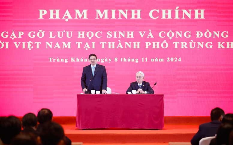 范明正总理与旅居中国重庆越南人和留学生代表会面