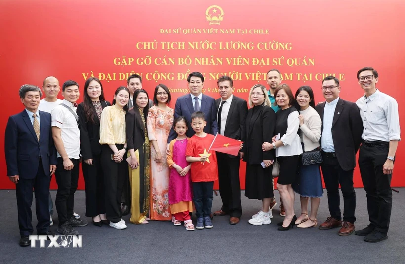 国家主席梁强与越南驻智利大使馆工作人员和旅智越侨会面