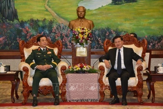 越南国防部长潘文江大将会见老挝高层领导人