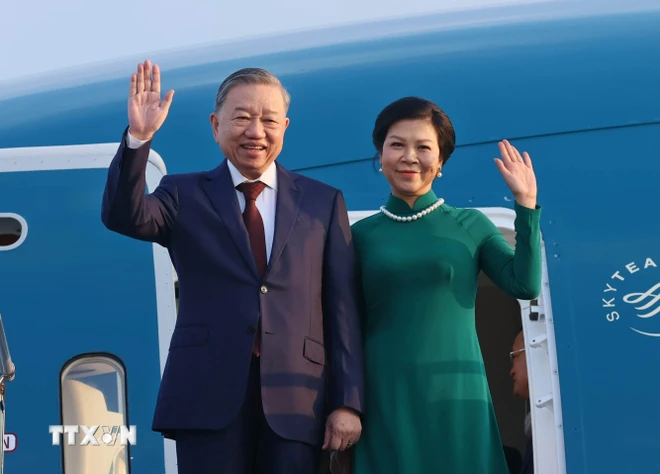 越共中央总书记苏林偕夫人启程赴马来西亚进行正式访问