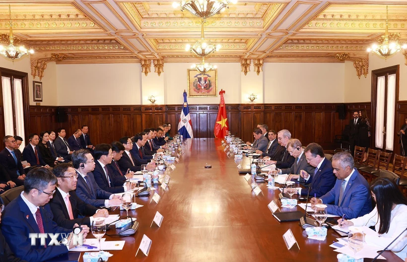 越南政府总理范明正与多米尼加总统阿比纳德尔举行会谈