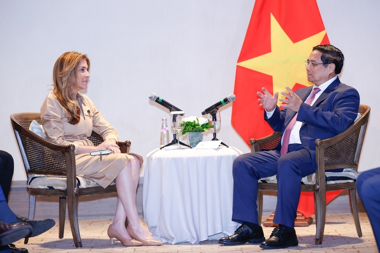 范明正总理会见多米尼加现代革命党总书记卡罗琳娜·梅西亚