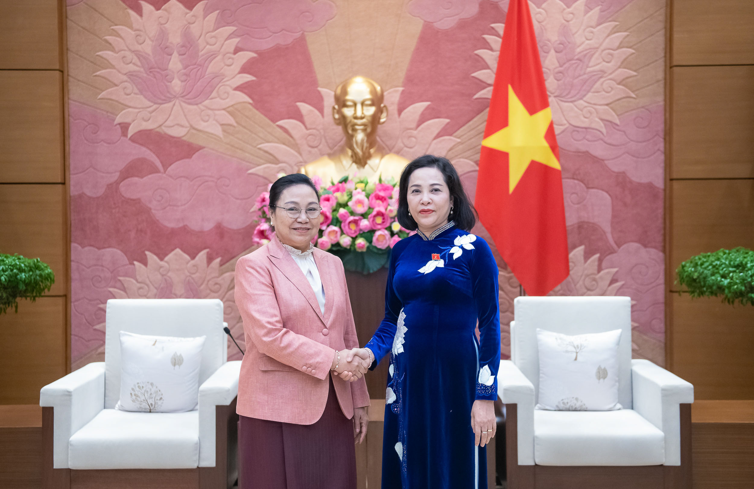 越老不断培育两国伟大友谊、特殊团结和全面合作关系