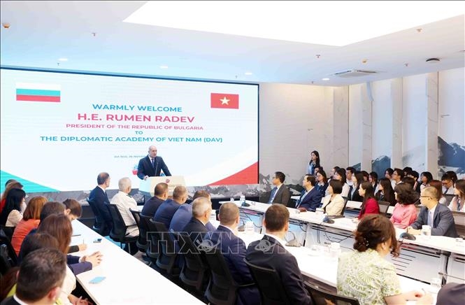 保加利亚总统鲁门·拉德夫造访越南外交学院