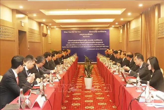 越南与老挝分享理论研究和党建工作经验