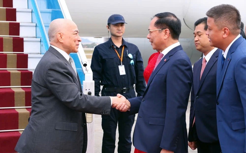柬埔寨国王抵达河内开始对越南进行国事访问