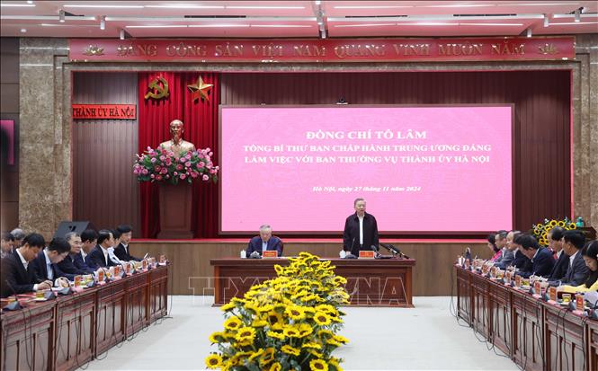 苏林总书记与河内市委常委会举行工作会议