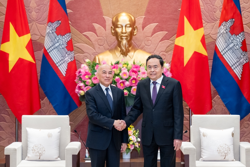 越南国会主席陈青敏会见柬埔寨国王诺罗敦•西哈莫尼