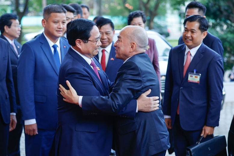 越南始终重视加强与柬埔寨的团结情谊和巩固全面合作