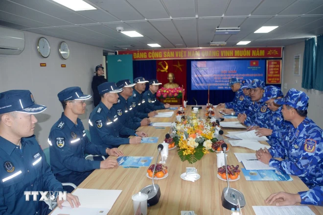 越中携手建设和平、稳定、尊重法律的海域