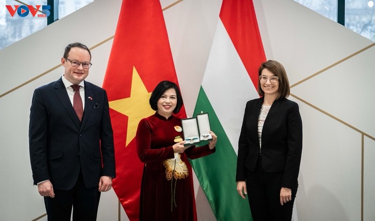 匈牙利向越南外交家授予国家勋章