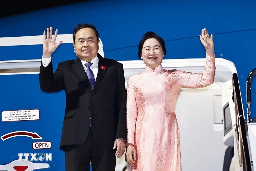 越南国会主席陈青敏与夫人开始对日本进行正式访问