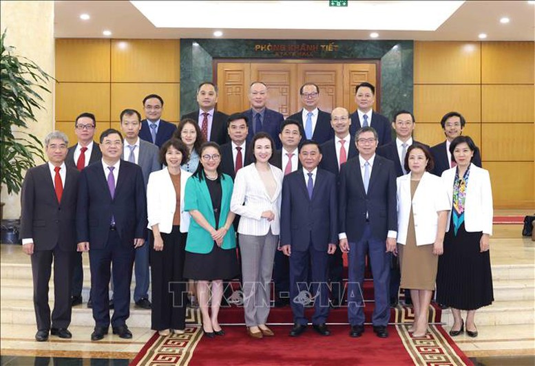 越共中央书记处常务书记会见越南驻外大使和代表机构首席代表