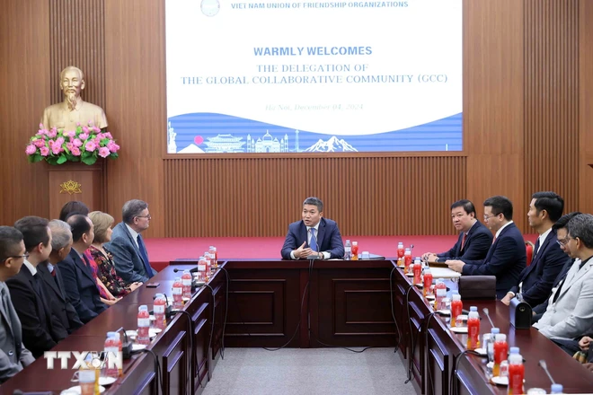 越南友好组织联合会主席会见国际基督教牧师代表团