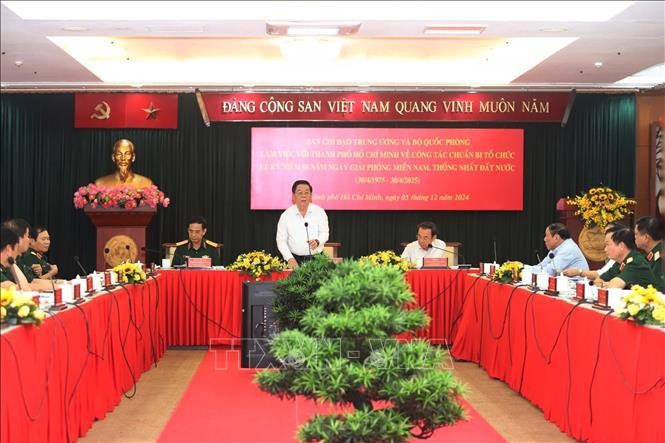 胡志明市举行阅兵式，庆祝南方解放50周年