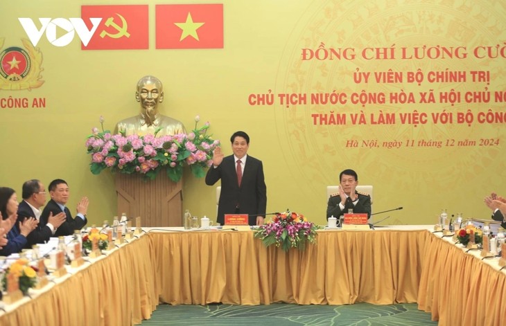 越南国家主席梁强视察公安部并与该部领导班子举行工作会议