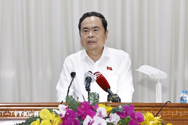 越南国会主席陈青敏会见后江省选民