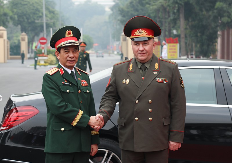 白俄罗斯国防部长维克多·赫列宁对越南进行正式访问