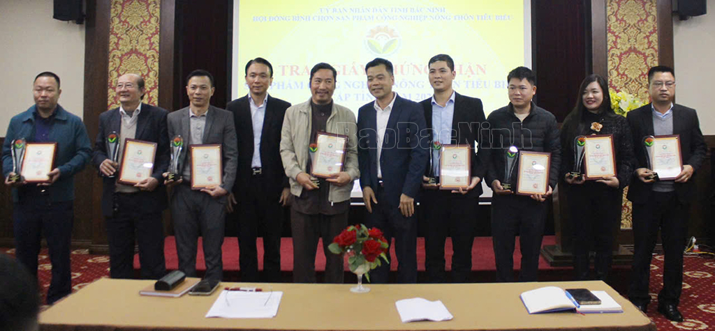 北宁省向18个2024年省级典型农村工业产品颁发认证书