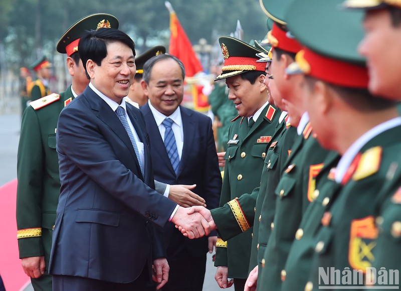 越南国家主席梁强来到12军团视察调研