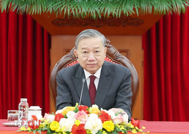 越共中央总书记苏林与新加坡人民行动党秘书长、总理黄循财通电话