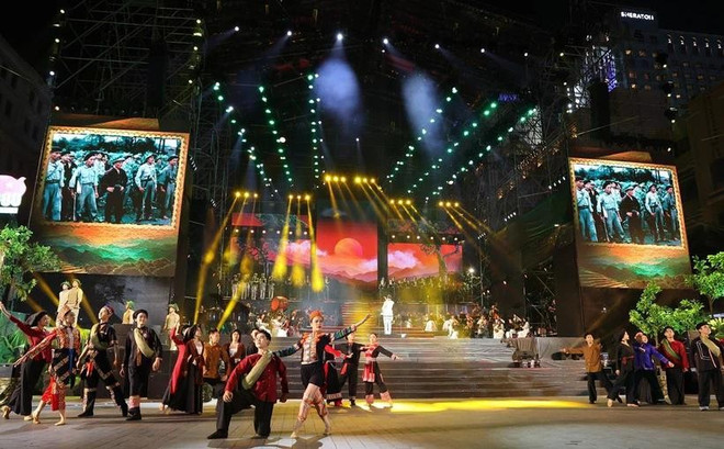 国会主席陈青敏出席庆祝越南人民军建军80周年的“永不忘记之歌”文艺演出