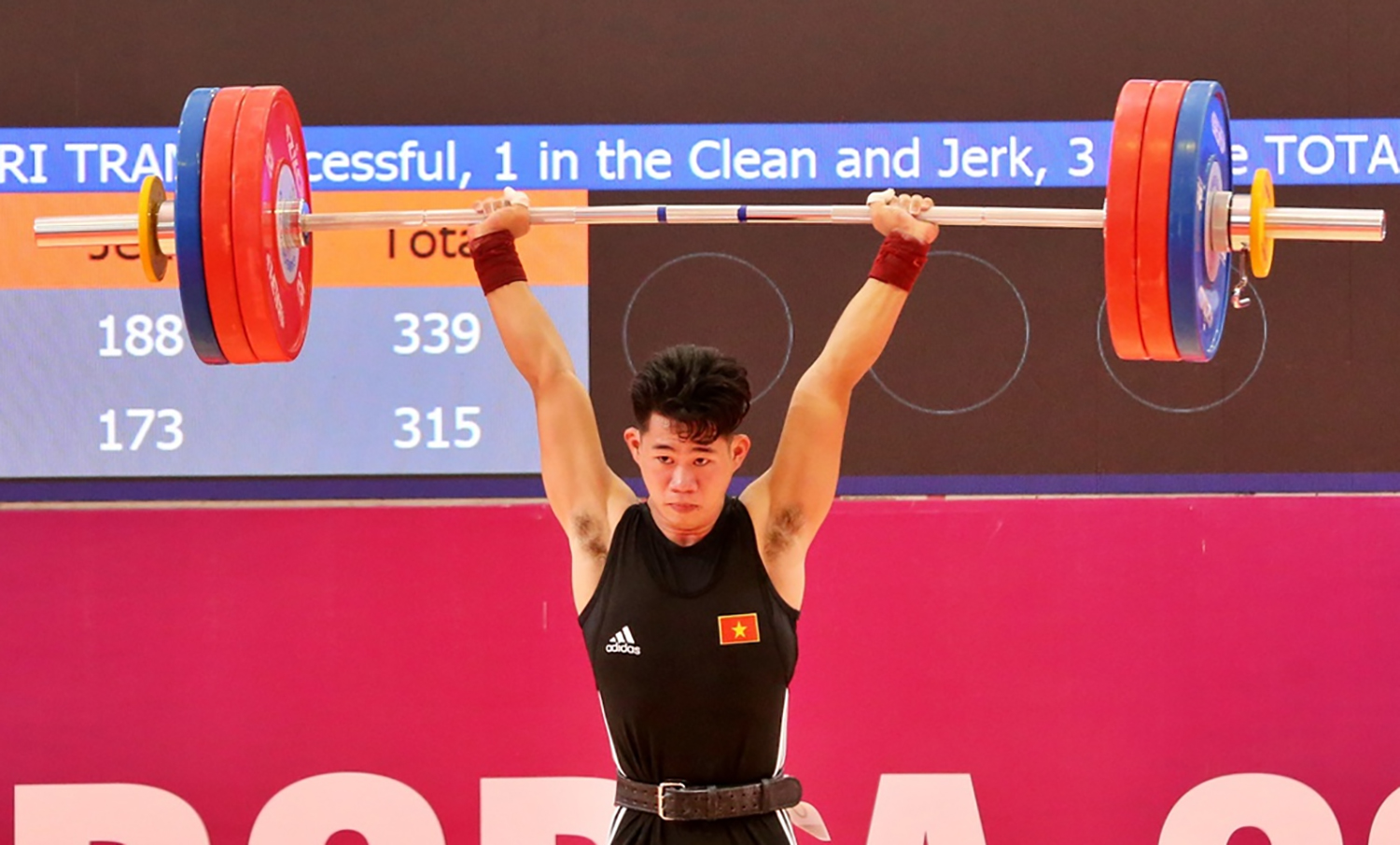 越南运动员在2024年亚洲青年举重锦标赛上勇夺三金