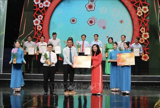 “2025乙巳年春节情谊满”文艺晚会为贫困群众募集84亿越盾