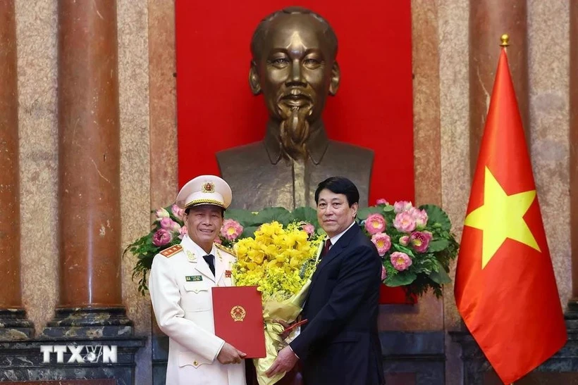 越南国家主席梁强向黎国雄同志颁发晋升上将军衔决定