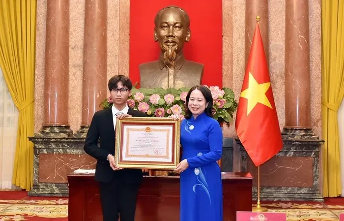 越南国家副主席武氏映春会见荣获2024年国际奥林匹克奖和科技奖的学生