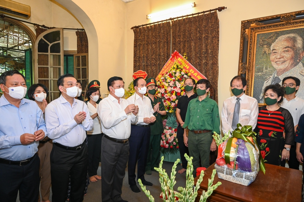 Руководство города Ханоя воскурило благовония в память о генерале Во Нгуен Зяпе