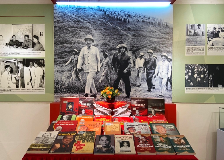 Фотографии и экспонаты связаны с жизнью и революционной деятельностью генерала Во Нгуен Зяпа