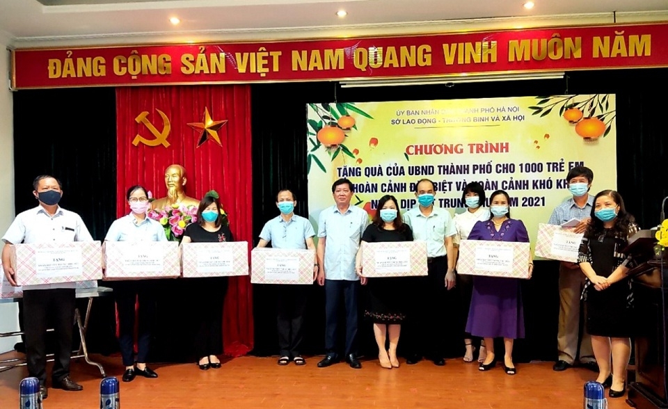 Город Ханой вручил 1 тысячу подарков детям из малоимущих семей нацменьшинств