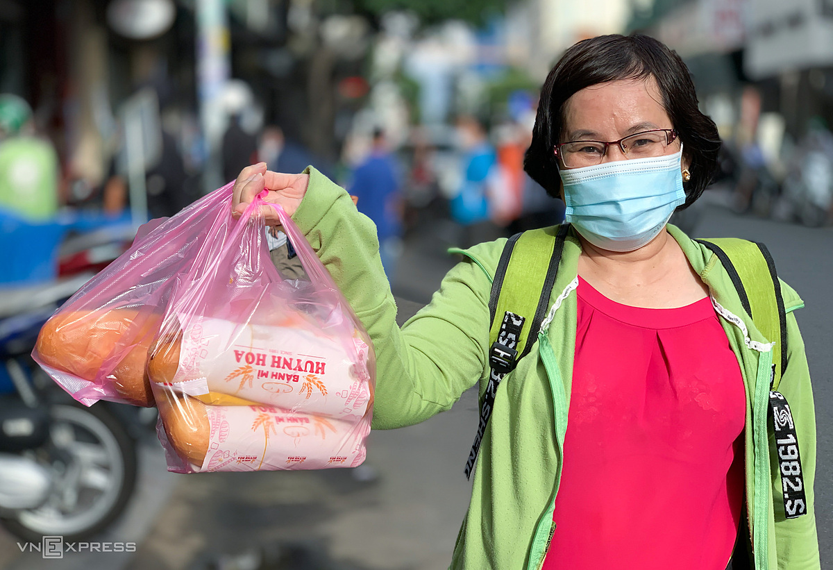 Сайгонцы стоят в очереди за бань-ми по 3 доллара США