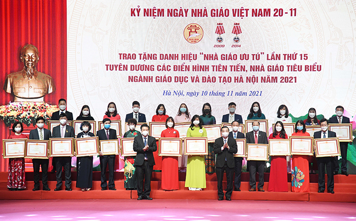 Чествование лучших учителей Ханоя за 2021 год