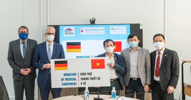 Германия передала в дар Вьетнаму медицинское оборудование