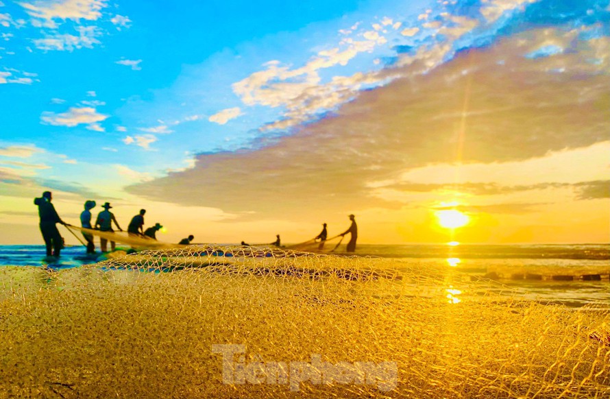 Очаровательная красота вытаскивания сетей на рассвете из моря